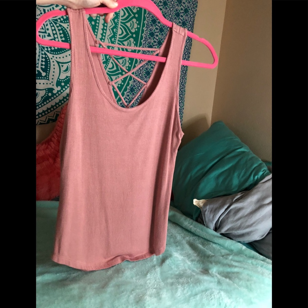 Tank with criss cross